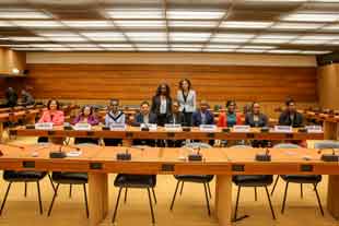 Becarios y delegados beneficiarios del Fondo Fiduciario para los PMA/SIDS, Ginebra, 11 de septiembre de 2015, con de izquierda a derecha Sra. Fatou Camara Houel, Coordinadora del Fondo Fiduciario para los PMA/SIDS y la Sra. Cynthia Gervais, Consultor