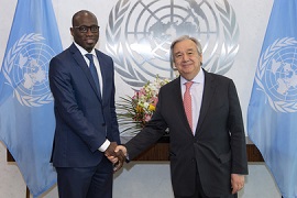 C人权理事会主席科利·塞克（Coly Seck）（左）与联合国秘书长安东尼奥·古特雷斯会面，2019年4月11日，联合国，纽约