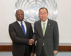 ​Председатель Совета по правам человека Посол Бодлер Ндонг Элла (Габон) с Генеральным секретарем Пан Ги Муном в штаб-квартире ООН в Нью-Йорке в июле 2014 г.