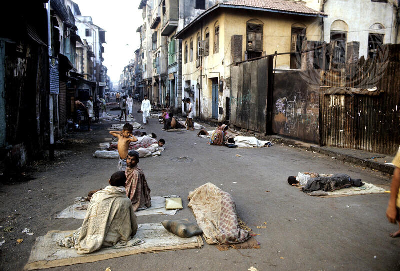 Plusieurs sans-abri aux premières lueurs du soleil à Calcutta, en Inde © Photo ONU/Jean Pierre Laffont