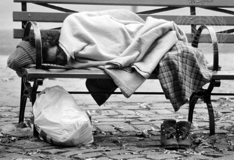 Un sans-abri sur Houston Street à Manhattan, New York, États-Unis © Photo ONU/Pernaca Sudhakaran