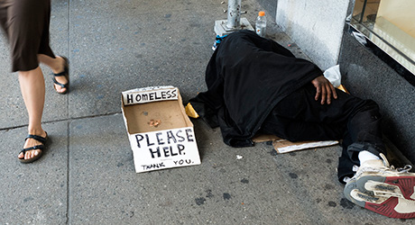 Une personne allongée sur un trottoir à New York, 
États-Unis, le 13 août 2015. © EPA/Justin Lane