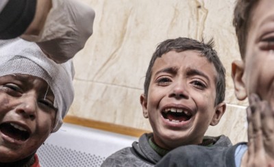 DEIR AL-BALAH, GAZA - 2 DE DICIEMBRE: Personas heridas, entre ellas niños, son llevadas al Hospital de los Mártires de Al-Aqsa para recibir tratamiento por un ataque israelí después que acabara la pausa humanitaria entre Israel y el grupo de resistencia palestino Hamás en Deir al-Balah, Gaza, 2 de diciembre de 2023. Ali Jadallah / Anadolu (Fotografía de Ali Jadallah / ANADOLU / Anadolu a través de AFP) 