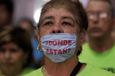 Женщина в маске с надписью "Где они?"