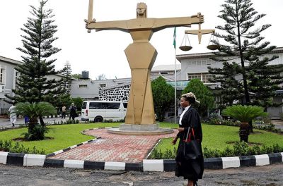 2018年5月8日，一名律师走过尼日利亚拉各斯伊科伊（Ikoyi）区联邦高等法院大院。路透社/Akintunde Akinleye