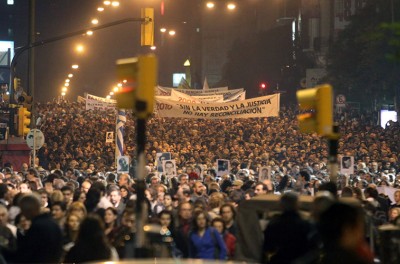 2011年，数千乌拉圭人参加了一场沉默抗议，要求对军事独裁期间（1973-1985年）犯下的罪行寻求真相和正义。©Ivan Franco/欧新社-埃菲通讯社