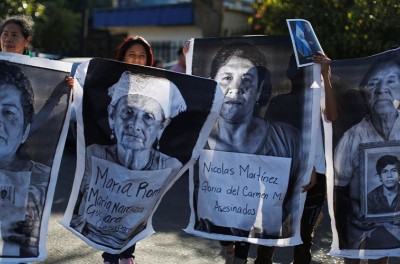 2020年2月27日，在萨尔瓦多的圣萨尔瓦多，人们参加反对批准大赦法案的抗议，以对内战罪提出起诉。©路透社/Jose Cabezas