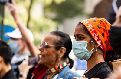 ناشطون في مجال المناخ من الأمريكيين الأصليين وحلفاؤهم يسيرون أمام مبنى الكابيتول في الولايات المتحدة خلال احتجاج قاده الشباب. © أليسون بيلي/ رويترز كونيكت