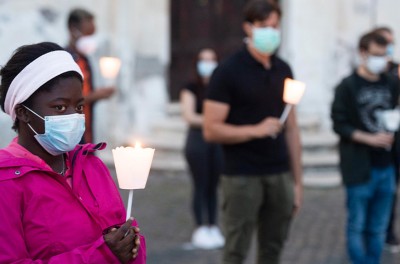 Участники демонстрации против расизма в Риме несут свечи. Фото EPA-EFE/CLAUDIO PERI