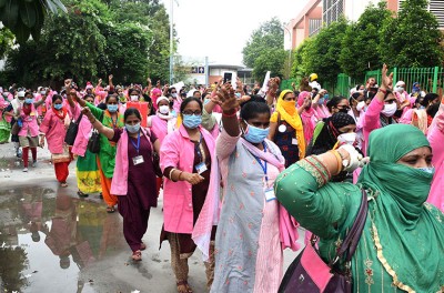 社会卫生活动人士在印度新德里举行示威游行，呼吁更健全的社会保障©欧新社-埃菲通讯社/STRINGER
