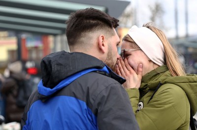 Una pareja ucraniana se abraza en una calle tras decidir abandonar Lviv, en el oeste de Ucrania, para dirigirse a Polonia, un país vecino al que hay que evacuar, Crédito: Kunihiko Miura / The Yomiuri Shimbun vía Reuters Connect