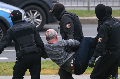 Des membres des forces de l’ordre s’emparent d’un manifestant en octobre 2020 Natalia Fedosenko/TASS par Reuters Connect