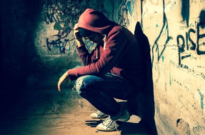 Un homme triste et seul dans la pénombre. Photo : Getty Photo