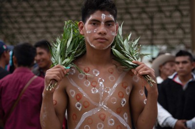 佐齐尔土著人民参加墨西哥恰帕斯州切纳尔霍的传统节日。©欧新社-埃菲通讯社／Carlos Lopez