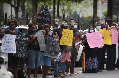 Люди держат транспаранты и плакаты во время протеста против нынешнего экономического кризиса, Коломбо (Шри-Ланка), 2 апреля 2022 г. © Pradeep Dambarage/NurPhoto