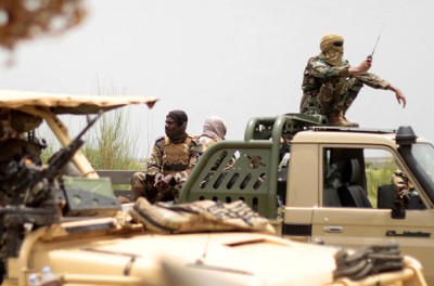 图为2021年8月23日马里士兵和新塔库巴部队士兵在尼日尔边境附近的丹松戈片区（Dansongo Circle）巡逻的场景。拍摄于2021年8月23日