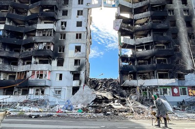 Une personne âgée avec une canne passe devant un appartement résidentiel détruit par des frappes aériennes russes à Borodianka, dans le centre administratif de Boutcha dans la région de Kiev, alors que l’armée ukrainienne a repris le contrôle de la zone après l’invasion russe. Ukraine, le 7 avril 2022