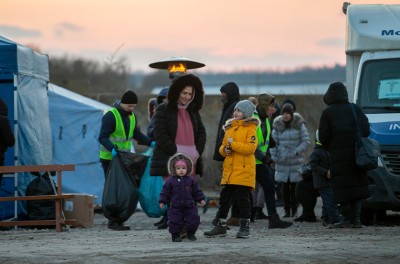 Des réfugiés ukrainiens arrivent au centre d’accueil pour réfugiés près du village de Palanca, à environ trois kilomètres de la frontière entre la République de Moldova et l’Ukraine, le 17 mars 2022. © EPA-EFE/DUMITRU DORU