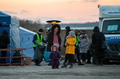Ukrainian refugees arrive at the Refugee Accommodation Center near Palanca Village, some three kilometers from the Moldova-Ukraine border, Moldova, 17 March 2022 © EPA-EFE/DUMITRU DORU