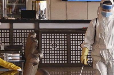2022年3月29日，出于对新冠肺炎疫情的担忧，工人们对平壤的一家餐馆进行消毒。©共同通讯社