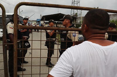 عناصر من الشرطة يحرسون مدخل سجن سانتو دومينغو دي لوس تساتشيلاس في سانتو دومينغو بالإكوادور، بعد أعمال الشغب التي شهدها في 9 أيار/ مايو 2022