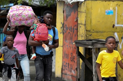 Residentes llevan sus pertenencias mientras huyen de sus casas debido a los continuos tiroteos entre bandas rivales, en Puerto Príncipe, Haití 2 de mayo de 2022 © REUTERS/Ralph Tedy Erol