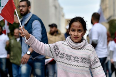 在2019年为“我的国籍，我的尊严”运动组织的抗议活动中，一个女孩举着一面黎巴嫩国旗 © 欧洲通讯图片社-埃菲社/WAEL HAMZEH 