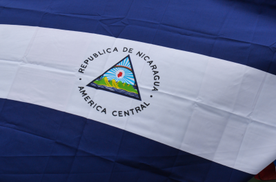 Un joven estudiante camina frente a la Asociación de Periodistas de Nicaragua en Managua, Nicaragua, prohibida por el gobierno el 17 de marzo de 2022
