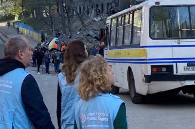 Le 29 avril 2022, la mission de surveillance des droits de l’homme en Ukraine s’est rendue sur le site de deux tirs de roquettes au 13 rue Tatarska à Kiev. Les deux roquettes ont frappé à environ 20 h 11 le 28 avril, visant apparemment l’usine Artema située de l’autre côté de la rue. Selon les déclarations officielles, dix blessés ont été transportés à l’hôpital. © HCDH