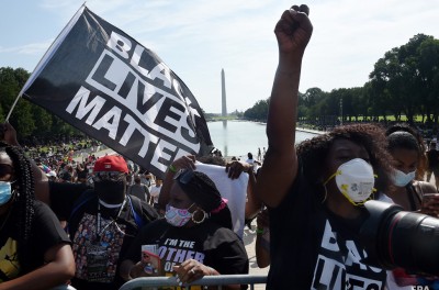 La gente se reúne en el Lincoln Memorial de Washington DC en apoyo de la justicia racial © EPA/OLIVIER DOULIERY