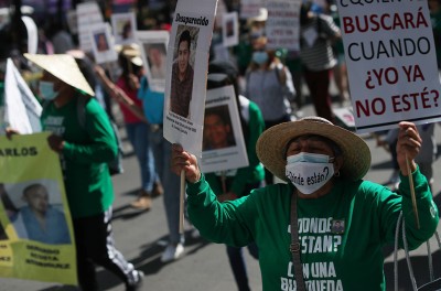 Une membre de la famille de Dan Jeremeel durant une manifestation pour les personnes disparues à Mexico, au Mexique. © EPA-EFE/Carlos Ramírez