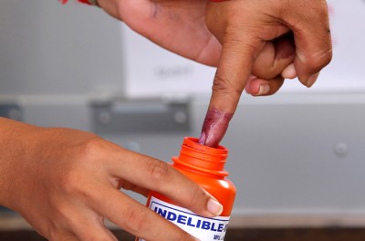 2018年7月29日，在柬埔寨金边举行的上一次大选中，一名选民在投票站用手指沾上墨水。路透社／Darren Whiteside