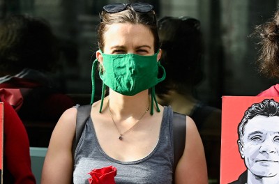 Plusieurs manifestants tiennent des pancartes et des roses en guide de protestation à la suite de la disparition en Amazonie du journaliste Dom Phillips et du défenseur des droits autochtones Bruno Araújo Pereira, devant l’Ambassade du Brésil à Londres, le 9 juin 2022.