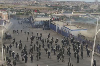 صورة نشرها أحد السكان المحليين وتُظهر مئات المهاجرين الذين يعبرون الحدود الإسبانية والمغرب عند نقطة مليلية بالقرب من الناظور بالمغرب، في 24 حزيران/ يونيو 2022. © الوكالة الأوروبية للصور الصحفية - وكالة الإعلام الإسبانيّة