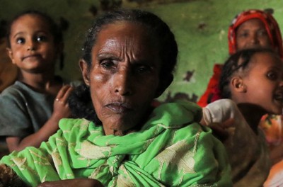 逃离战斗的埃塞俄比亚家庭描述发生在该国阿姆哈拉州的饥饿和强奸事件。路透社，2021年10月8日