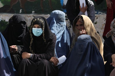 Des femmes afghanes attendent de recevoir un colis alimentaire distribué par un groupe d'aide humanitaire d'Arabie saoudite dans un centre de distribution à Kaboul, Afghanistan, le 25 avril 202 © Reuters