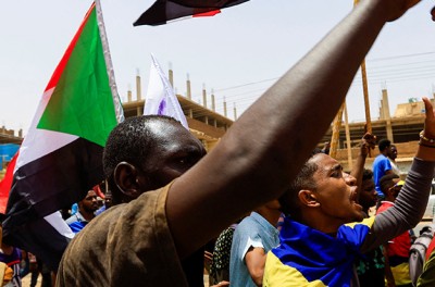 Manifestantes marchan en una concentración contra el gobierno militar, tras el último golpe de Estado y para conmemorar el tercer aniversario de las manifestaciones en Jartum, Sudán 30 de junio de 2022 © Reuters