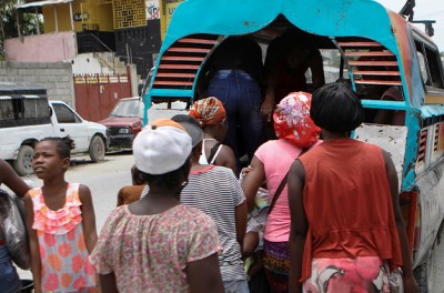 Unas personas llevan sus pertenencias mientras huyen de sus casas debido a los continuos tiroteos entre bandas rivales, en Puerto Príncipe, Haití, el 28 de abril de 2022. REUTERS/Ralph Tedy Erol