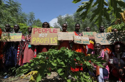 كينيات من مجتمع الماساي المحلي يشاركن في الإضراب العالمي من أجل المناخ في ماجادي بكاجيادو في كينيا، في 25 آذار/ مارس 2022. © الوكالة الأوروبية للصور الصحفية/ دانيل أيرونغو