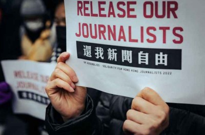 Inmigrantes procedentes de Hong Kong se manifiestan en el exterior de la Oficina de Asuntos Económicos y Comerciales de Hong Kong en Londres como parte de las protestas para denunciar la represión por parte del gobierno de Hong Kong de la libertad de prensa en esta región y que ha conllevado la detención de periodistas y el cierre de medios independientes © REUTERS