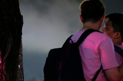 زوج يشارك في العام 2019 في حدث يُنَظَّم سنويًا لدعم مجتمع المثليات والمثليين ومزدوجي الميل الجنسي ومغايري الهوية الجنسانية وحاملي صفات الجنسَيْن في سنغافورة. © رويترز