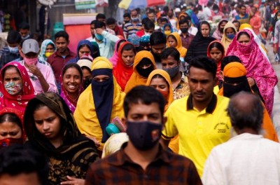 Des travailleurs du secteur de l’habillement rentrent chez eux durant leur pause déjeuner à Gazipur, au Bangladesh, le 3 février 2022. © Reuters