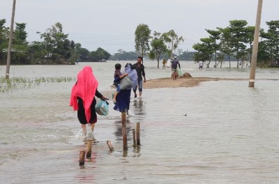 July 21, 2022, Sylhet, Bangladesh: Flood affected people are carry some belongings and move to nearby shelters for greater safety due their homes have been affected by the floods. Credit: Reuters