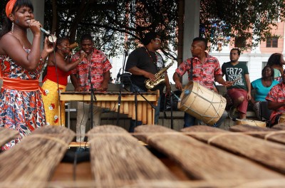 Группа музыкантов африканского происхождения участвует в праздновании официального Афро-колумбийского дня в Кали, Колумбия © EPA/CHRISTIAN ESCOBAR MORA