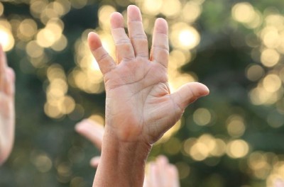 Des personnes levant la main en signe de contestation © Getty Images