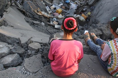Niños palestinos inspeccionan su edificio dañado en la ciudad de Gaza el 9 de agosto de 2022 tras la entrada en vigor de un alto el fuego entre Israel y los militantes palestinos.  ©REUTERS