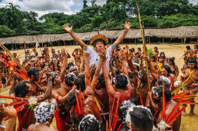 Shaman Davi Kopenawa, an Indigenous Peoples leader, is raised during a ritual in the village of Xihopi, in the Yanomami Indigenous Land. ©Christian Braga / ISA Barcelos amazon