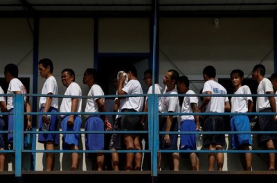 مدمنو المخدّرات في مراكز إعادة التأهيل يسيرون في الصفّ لتناول وجبة الغداء في مركز العلاج من تعاطي المخدرات وإعادة التأهيل، في مقاطعة نويفا إيسيجا شمال مانيلا في الفلبين، 9 كانون الأول/ ديسمبر 2019. © رويترز 
