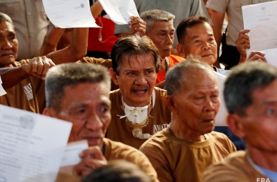 Plusieurs détenus âgés ayant bénéficié d’une grâce présidentielle attendent d’être libérés durant une cérémonie au sein de la prison nationale de Bilibid, à Muntinlupa City, à Manille, aux Philippines, le 7 mars 2017. © EPA/ FRANCIS R. MALASIG
