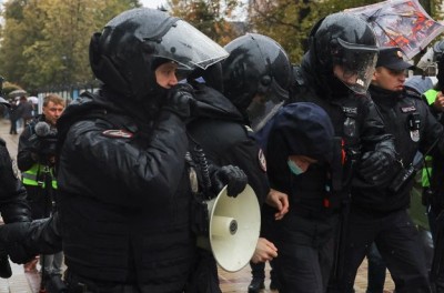 Des membres des forces de l’ordre appréhendent une personne durant une manifestation à Moscou, en Fédération de Russie, le 24 septembre 2022. © REUTERS